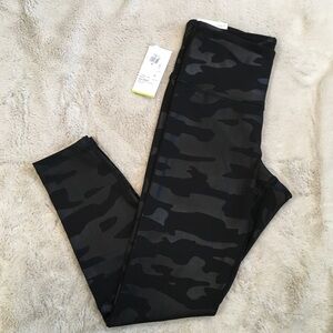 NWT Old Navy Black Camouflage High Rise 7/8 Elevate Leggings Size Medium